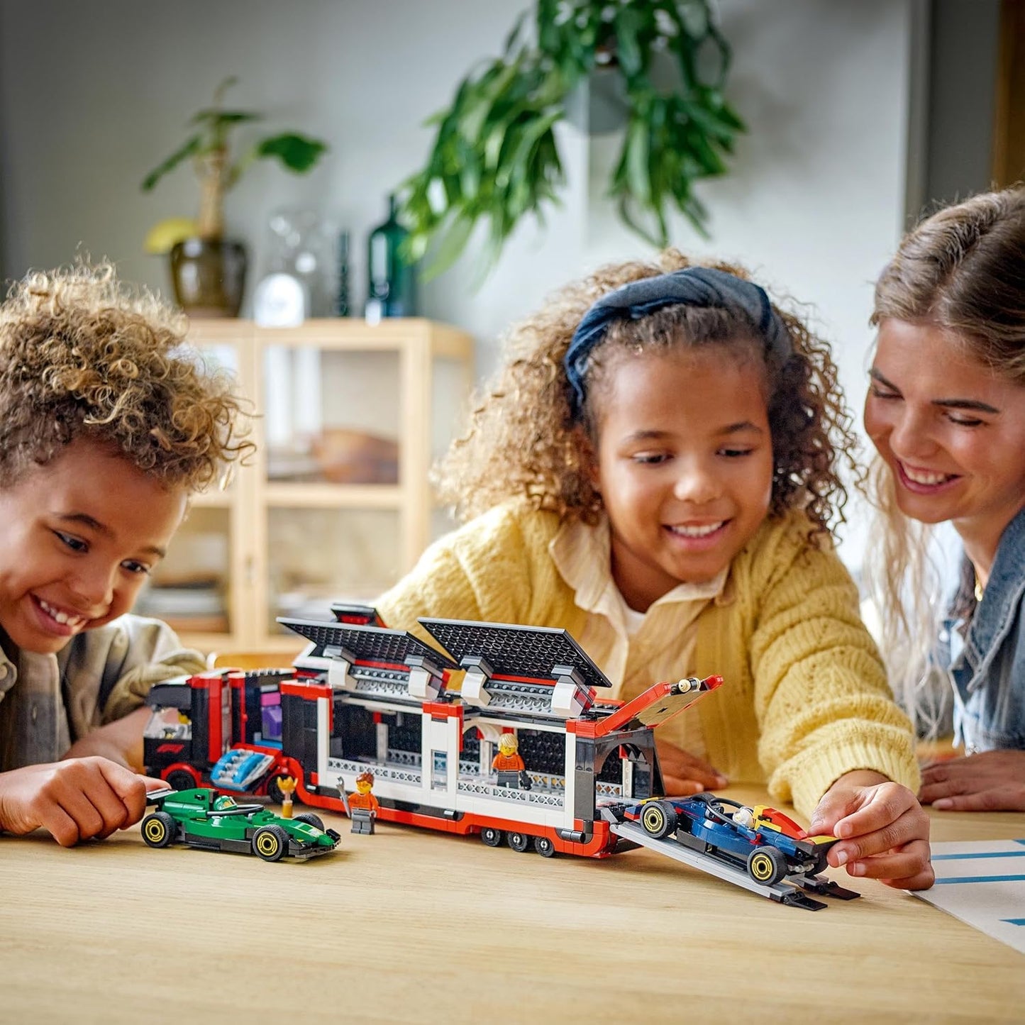 LEGO City F1 truck met RB20 en AMR24 F1
