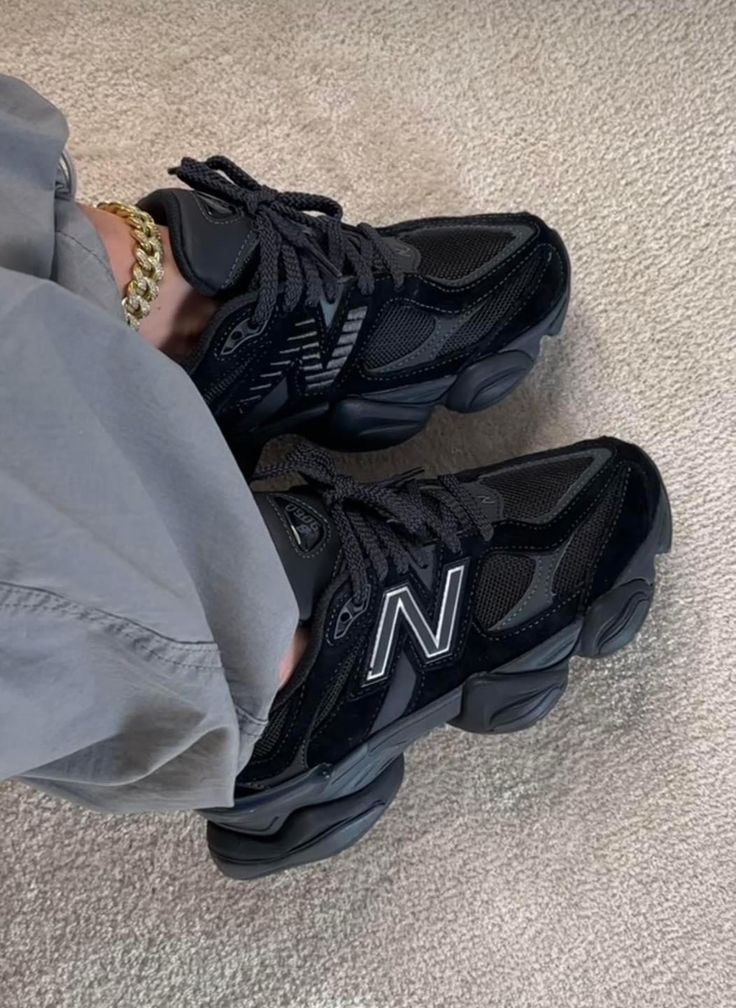 New Balance 9060 | Dreifach Schwarz | 1 + 1 gratis