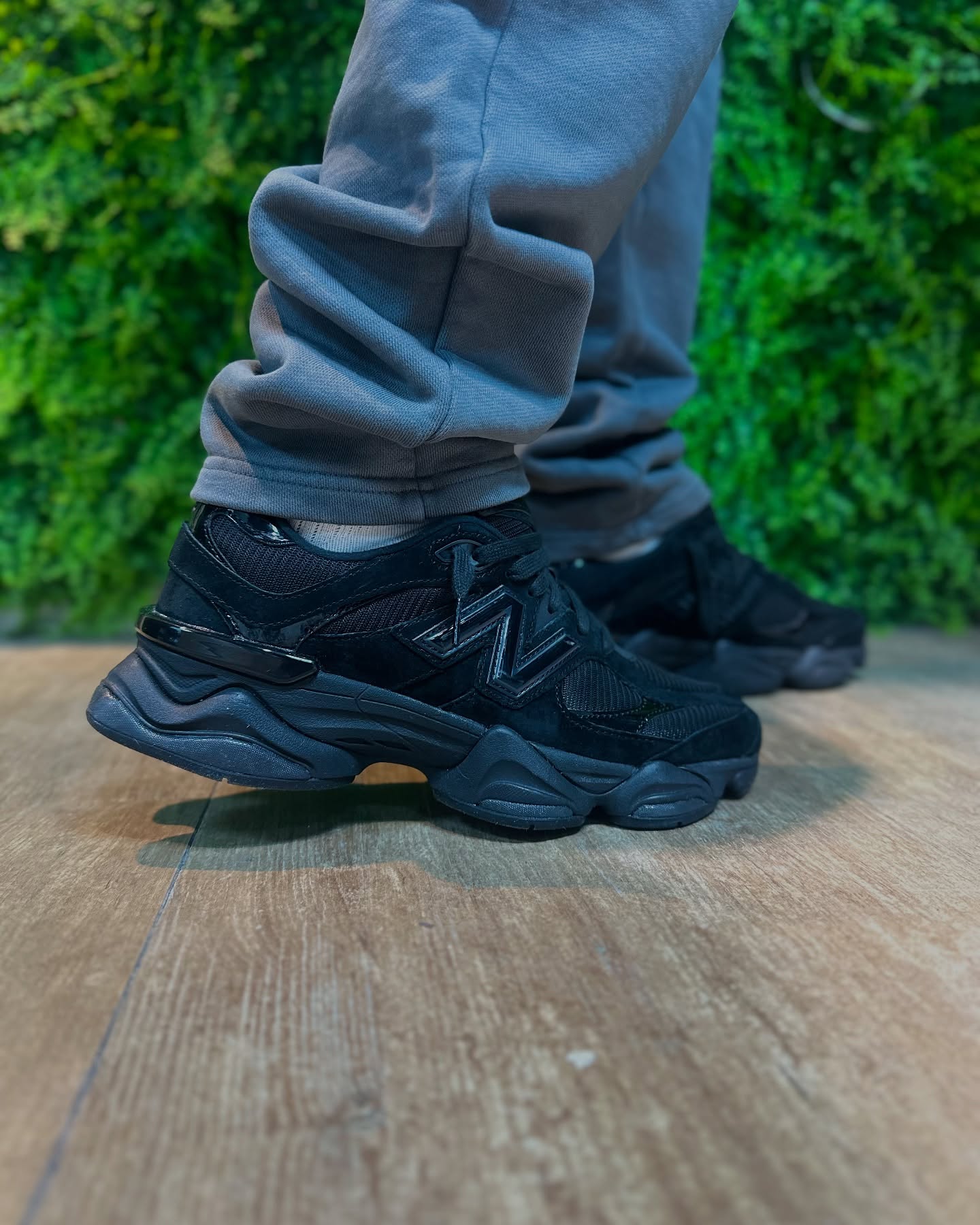 New Balance 9060 | Dreifach schwarzes Lackleder | 1 + 1 gratis