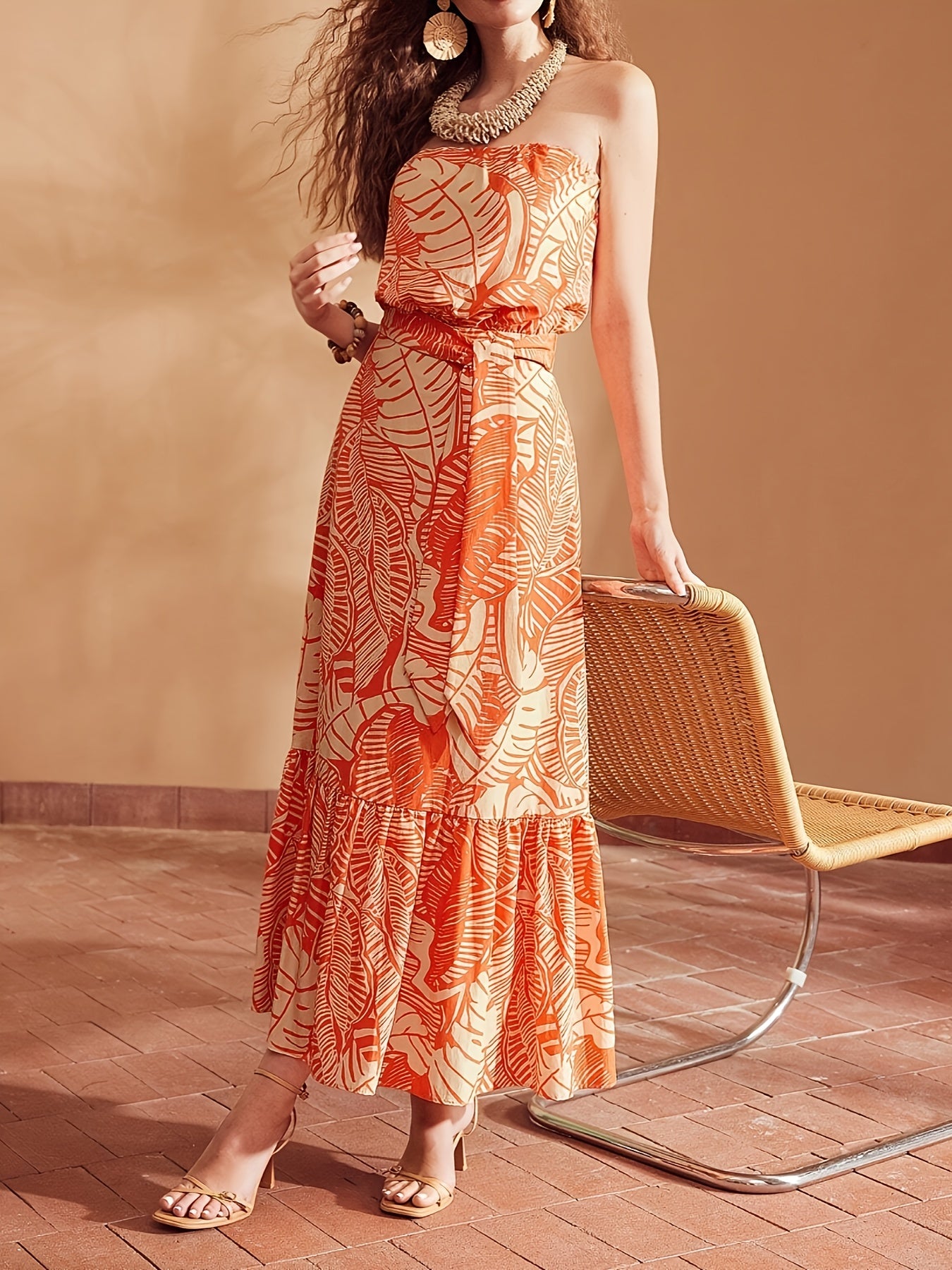 Valerie | Strapless Maxi Jurk met Tropisch Bladmotief en Tailleceintuur voor Zomerse Elegantie