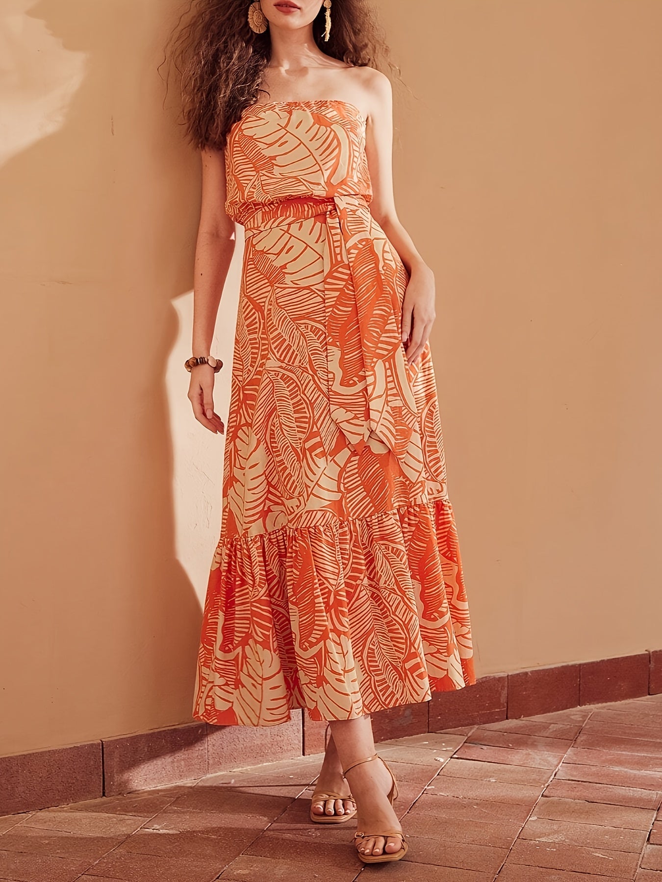 Valerie | Strapless Maxi Jurk met Tropisch Bladmotief en Tailleceintuur voor Zomerse Elegantie