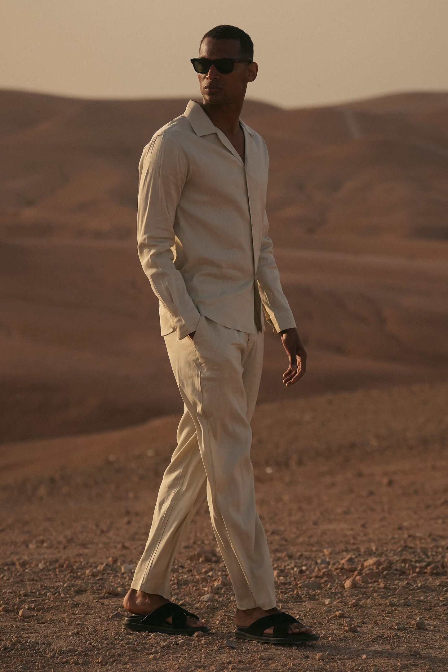THE LINEN TROUSERS