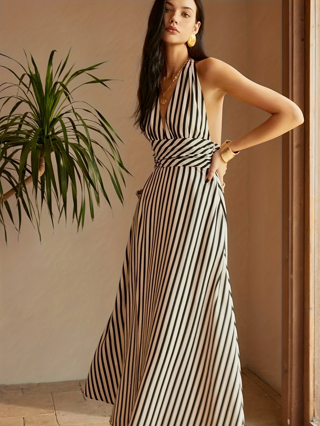 Zoey | Gestreepte Halterjurk met Open Rug