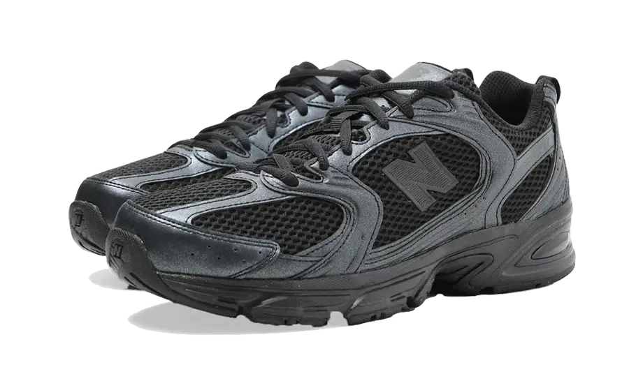 New Balance 530 Triple Black | 1 + 1 gratis